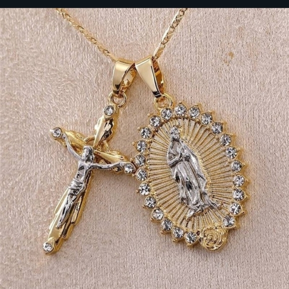 18 karat gold plated Crystal rhinestone cross pendant & 18 inch Chain - Picture 6 of 9